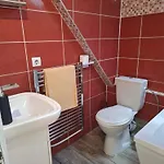 7 Apartmanhaz *