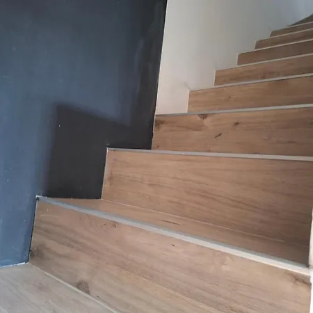 7 Apartmanhaz *