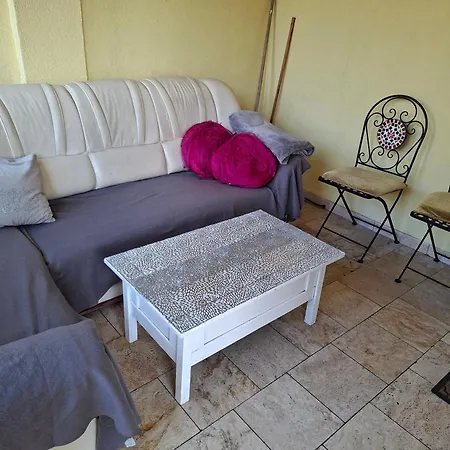 7 Apartmanhaz *