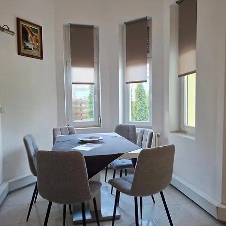 7 Apartmanhaz *