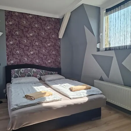 7 Apartmanhaz *